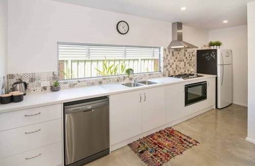 West Busselton House | Beach Bum Bungalow 1- WIFI, Short walk to the beach