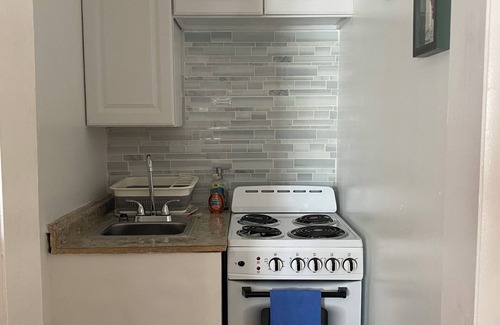 Atlantic City Apartment | Beach Bum's Haven. Private suite located one block from beach and boardwalk.