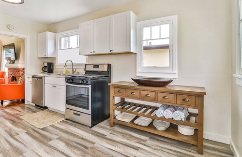 Pierpont Bay House | Beach Bungalow-1920s Charmer- Dog Friendly - Pierpont Ventura