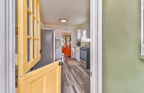 Pierpont Bay House | Beach Bungalow-1920s Charmer- Dog Friendly - Pierpont Ventura