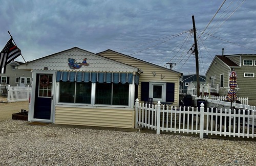 Dover Beaches North House | Beach Bungalow 2 min walk to beach, bay, shops, restaurant's,beach gear included