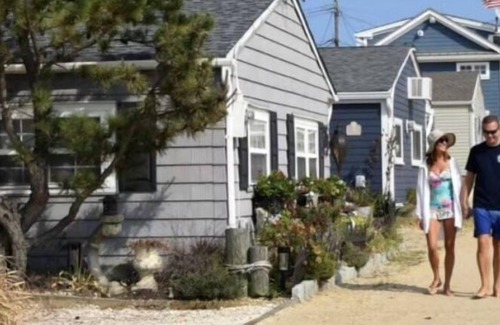 Dover Beaches North House | Beach Bungalow 2 min walk to beach, bay, shops, restaurant's,beach gear included