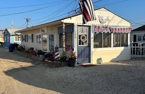 Dover Beaches North House | Beach Bungalow 2 min walk to beach, bay, shops, restaurant's,beach gear included
