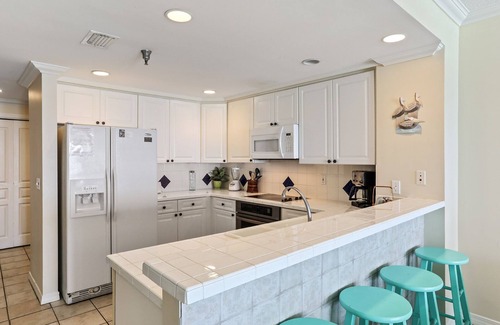 Pensacola Beach Condo | Beach Chairs & Umbrella INCLUDED during stay with 1 hour of water sports daily