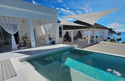 Treasure Beach Villa | Beach Chic 2-Bedroom Villa – 100% 5-Star Rated - Luxury Redefined