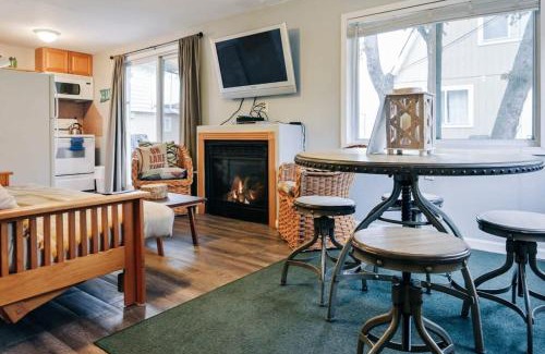 Oscoda House | Beach Club of Oscoda Garden Cottage on the Lake