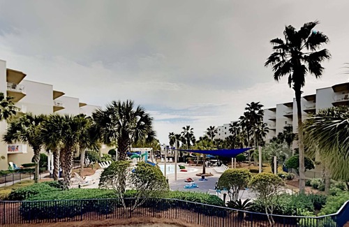 Fort Walton Beach Condo | Beach Condo with Resort Amenities – Complimentary Beach Service in Season!