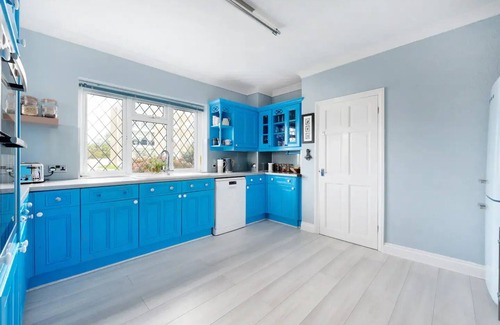 Cooden House | Beach Corner - awesome views!nn