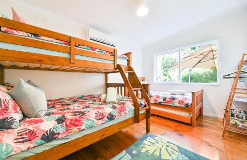 Capel Sound House | Beach Cottage. 100m to the beach 9minutes to Hot Springs. Pet Friendly