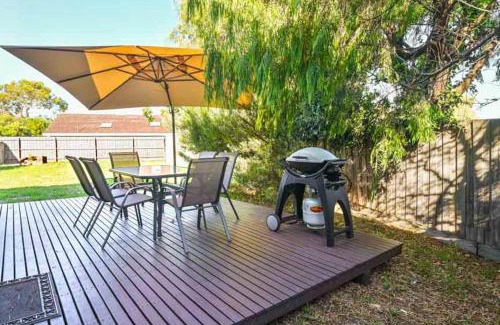 Capel Sound House | Beach Cottage. 100m to the beach 9minutes to Hot Springs. Pet Friendly