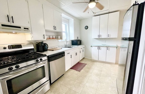 Port Colborne House | Beach cottage : 4 beds 2 baths : 200ft from the beach