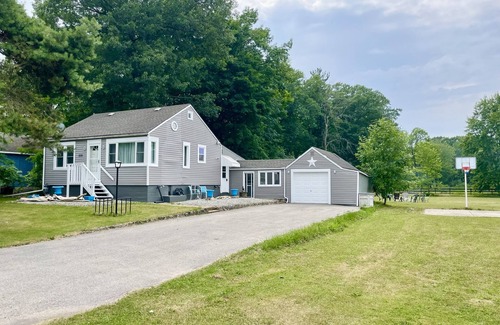 Port Colborne House | Beach cottage : 4 beds 2 baths : 200ft from the beach