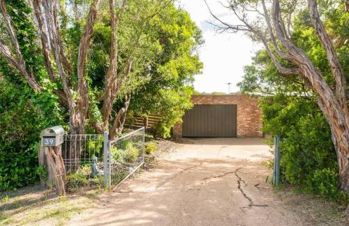 Tootgarook House | Beach cottage, 4 mins to sea with spacious garden