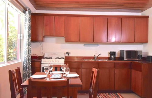 Caye Caulker Apartment | Beach Cottage AC/pool/dock beach- free paddle boards-sleeps 4
