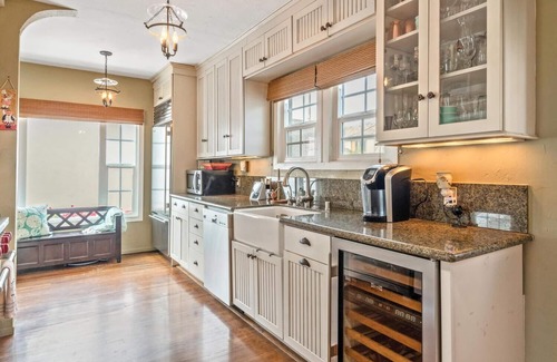 The Strand House | Beach Cottage, ocean view, walk to beach and downtown