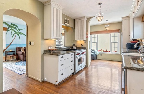 The Strand House | Beach Cottage, ocean view, walk to beach and downtown