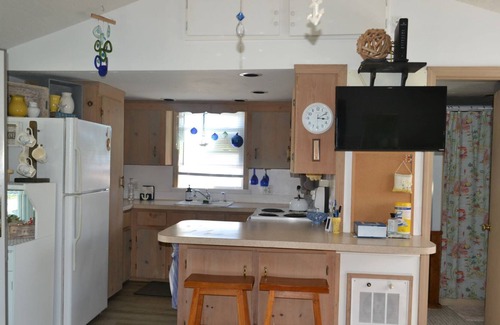 Snug Harbor Cottage | Beach Cottage on beautiful Potter's Pond