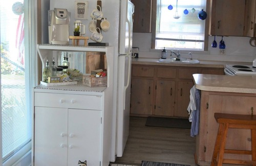 Snug Harbor Cottage | Beach Cottage on beautiful Potter's Pond