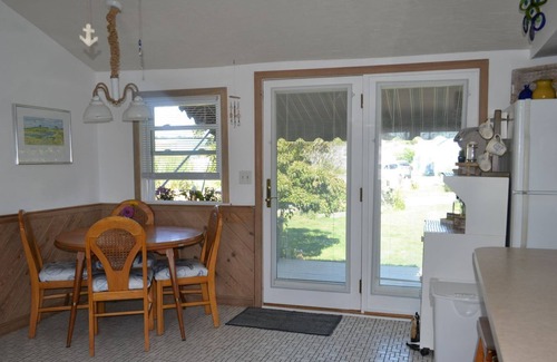 Snug Harbor Cottage | Beach Cottage on beautiful Potter's Pond
