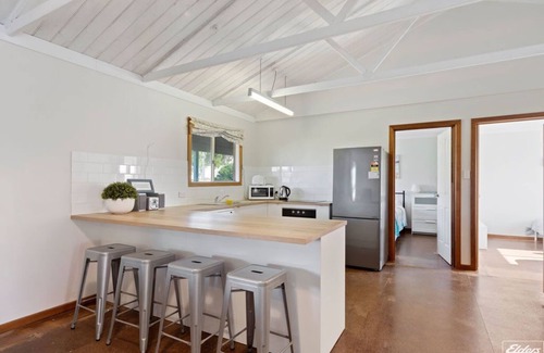 Middleton House | Beach Cottage - One Street to Beach, Recently Renovated Holiday Home