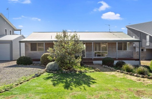 Middleton House | Beach Cottage - One Street to Beach, Recently Renovated Holiday Home