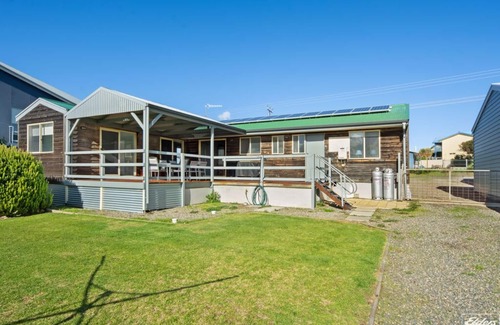 Middleton House | Beach Cottage - One Street to Beach, Recently Renovated Holiday Home