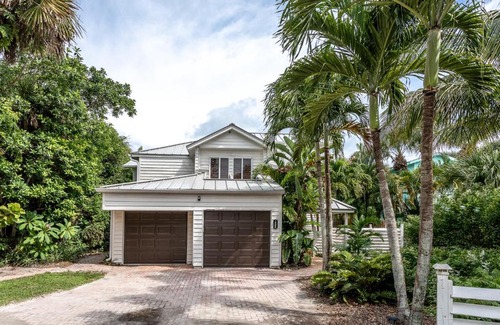 Summerplace Ski Chalet | Beach Cottage, Steps to the Beach. Pet friendly. King Bed.