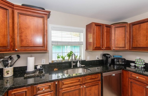 East End House | Beach Cottage w/Kayaks, Snorkeling & A/C Glass Living Room by the Ocean!