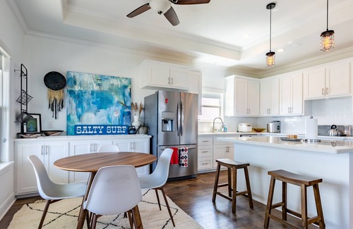 Surfside Beach Cottage | Beach Cottage w/ 3BR Ocean view and Balcony