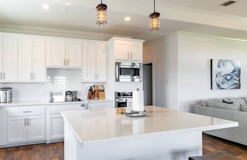 Surfside Beach Cottage | Beach Cottage w/ 3BR Ocean view and Balcony
