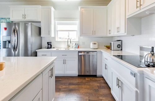 Surfside Beach Cottage | Beach Cottage w/ 3BR Ocean view and Balcony