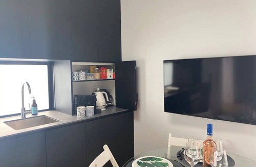 Terrigal Cottage | Beach Cottage with Deck & Spa in Terrigal. 10min walk to beach