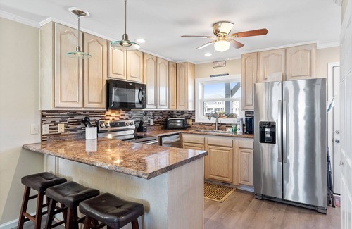 Ocean Isle Beach Condo | Beach D-ehs at Ocean Isle Beach, ocean front condo with pool