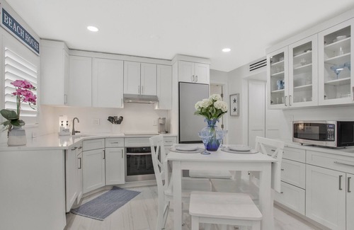 Old Naples Condo | BEACH DREAMING Luxury condo, newly renovated on 5th Ave; Steps to beach & dining