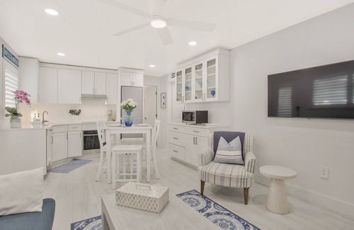 Old Naples Condo | BEACH DREAMING Luxury condo, newly renovated on 5th Ave; Steps to beach & dining