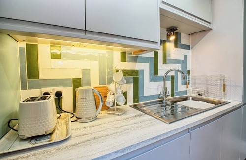 Westbrook Apartment | Beach, Dreamland, Restaurants nearby- sunny garden