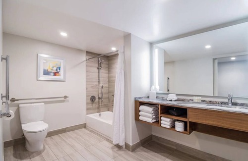 Central Beach Hotel | Beach Escape Room with Pool Near Hugh Taylor Birch Park