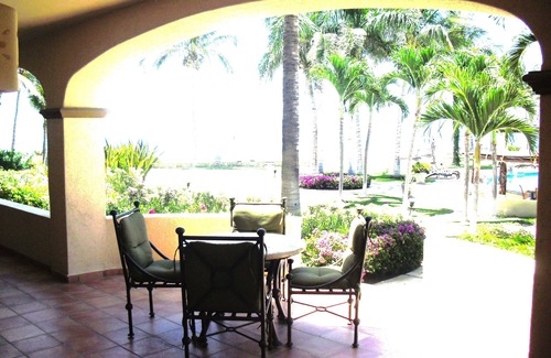 Zona Hotelera Condo | Beach Front Ground Floor Las Mananitas #102 2bed, 1 wk Specials