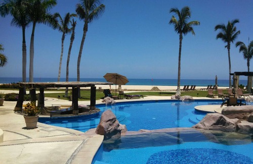 Zona Hotelera Condo | Beach Front Ground Floor Las Mananitas #102 2bed, 1 wk Specials
