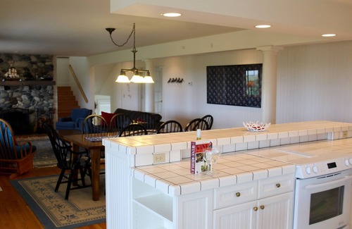 Grayland House | Beach Front, Cape Cod Coastal Story Book Home, 10 minutes from Westport