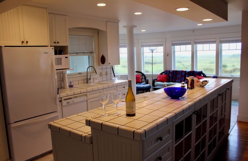Grayland House | Beach Front, Cape Cod Coastal Story Book Home, 10 minutes from Westport
