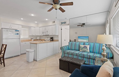 Crystal Beach House | 🌴BEACH FRONT- Chair Service-Capri by the Gulf 117