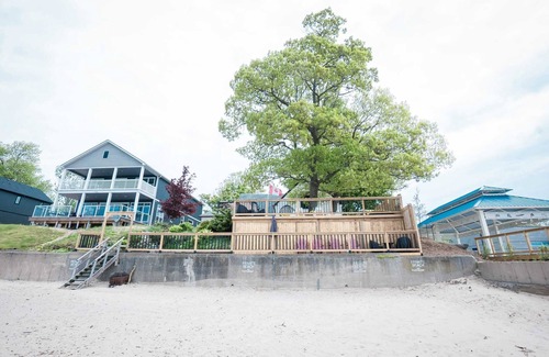 Crystal Beach House | Beach Front Family Cottage | Ping Pong & Karaoke!