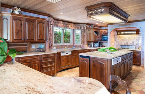 Waimanalo Beach House | BEACH FRONT HOME/5 MASTER SUITES/LANAI/7 BATHROOMS/CENTRAL AIR CONDITIONING