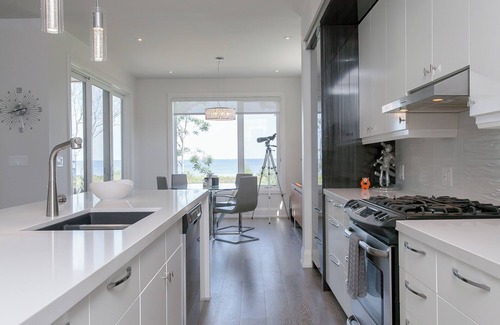 Hamilton Apartment | Beach Front Luxury