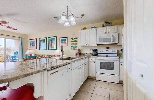 Fort Walton Beach Condo | 🌊Beach FRONT-Okaloosa Island-Pool-Island Sands 102☀️