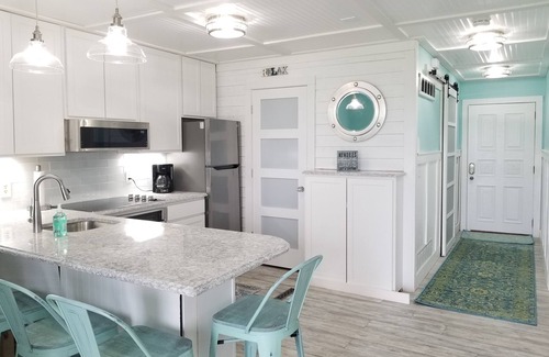 South Haven Condo | Beach Front, Pool, Short walk to Downtown. Look No more! Peaceful Paradise