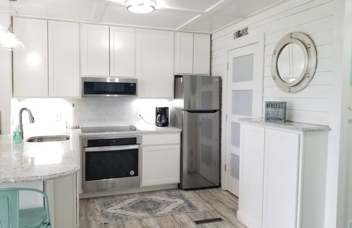 South Haven Condo | Beach Front, Pool, Short walk to Downtown. Look No more! Peaceful Paradise
