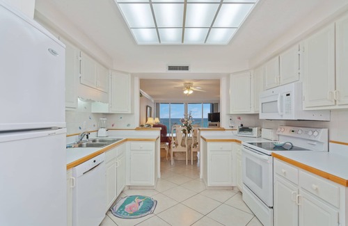 Holiday Isle Condo | BEACH FRONT, STEPS TO WATER, GORGEOUS VIEWS, WALK TO SHOPPING and RESTAURANTS