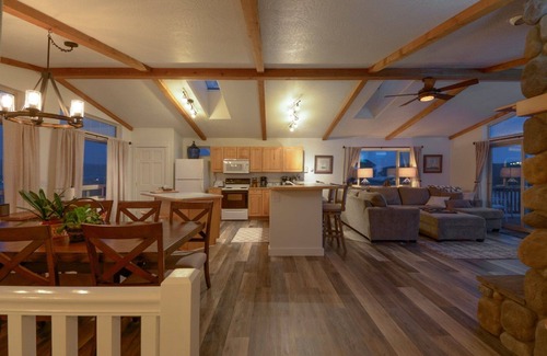 Bayshore House | BEACH FRONT with Bay Views! Pet Friendly